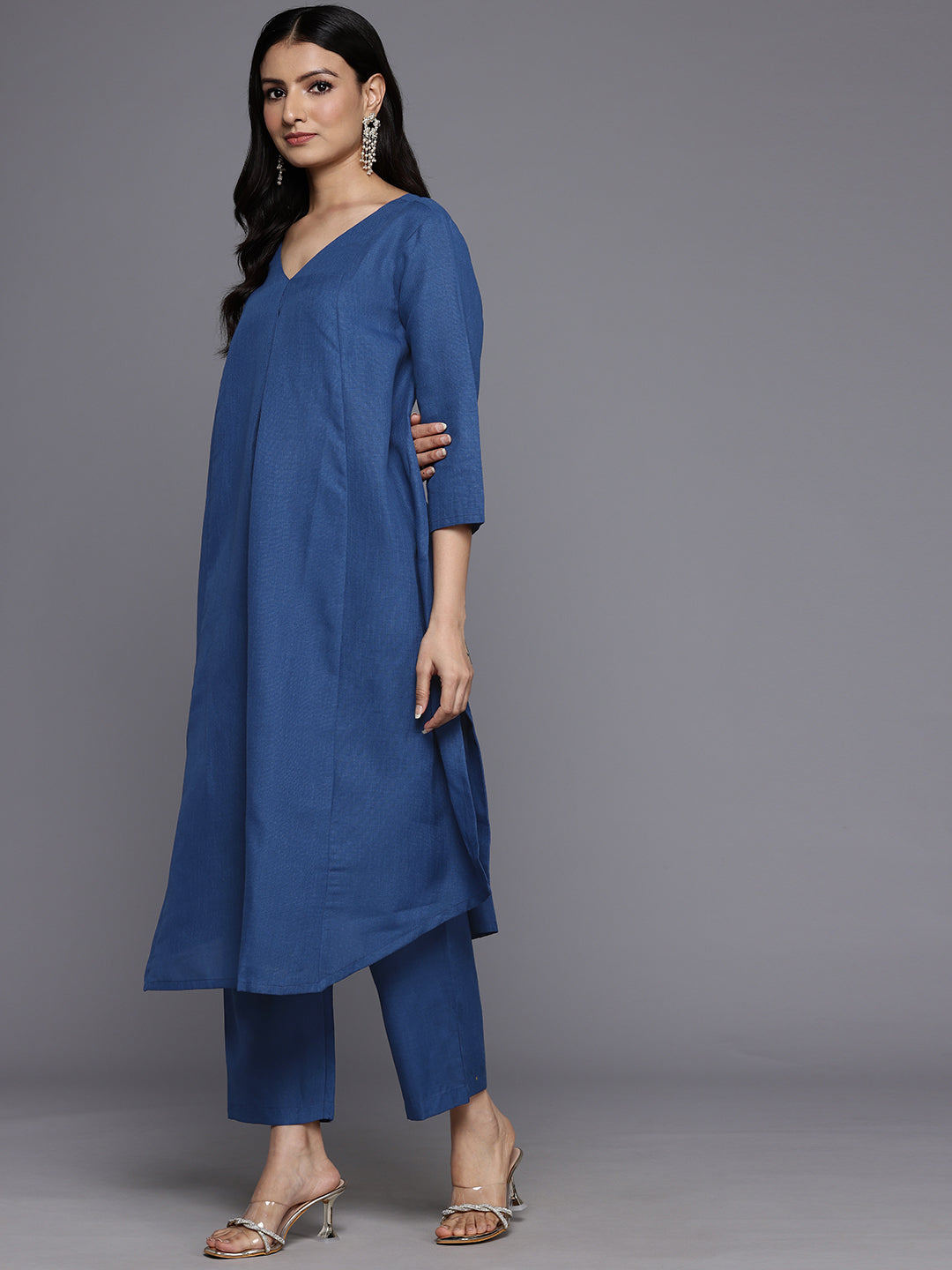 Dhiyona VR Women's Blue Solid A-Line Kurta Paired With Tonal Bottom