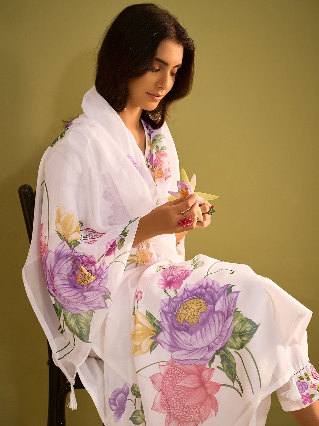 Dhiyona IE Women Floral Embroidered Regular Thread Work Liva Kurta with Trousers & With Dupatta