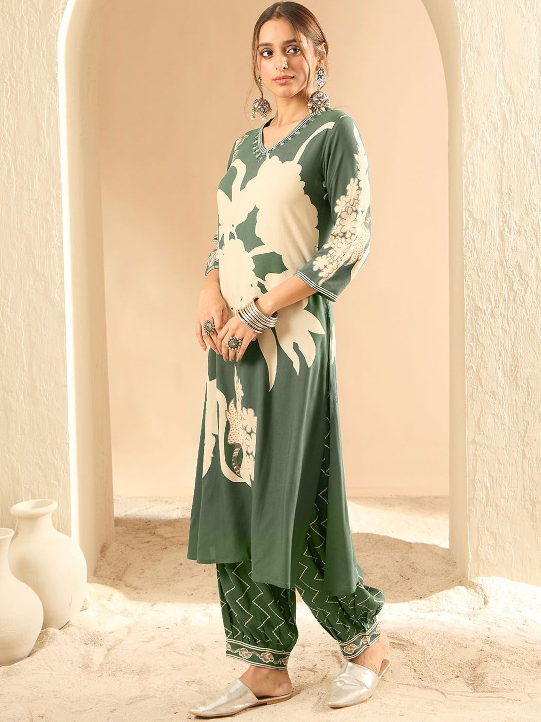 Dhiyona IE Floral Printed V-Neck Beads and Stones Screen Technique Kurta With Salwar