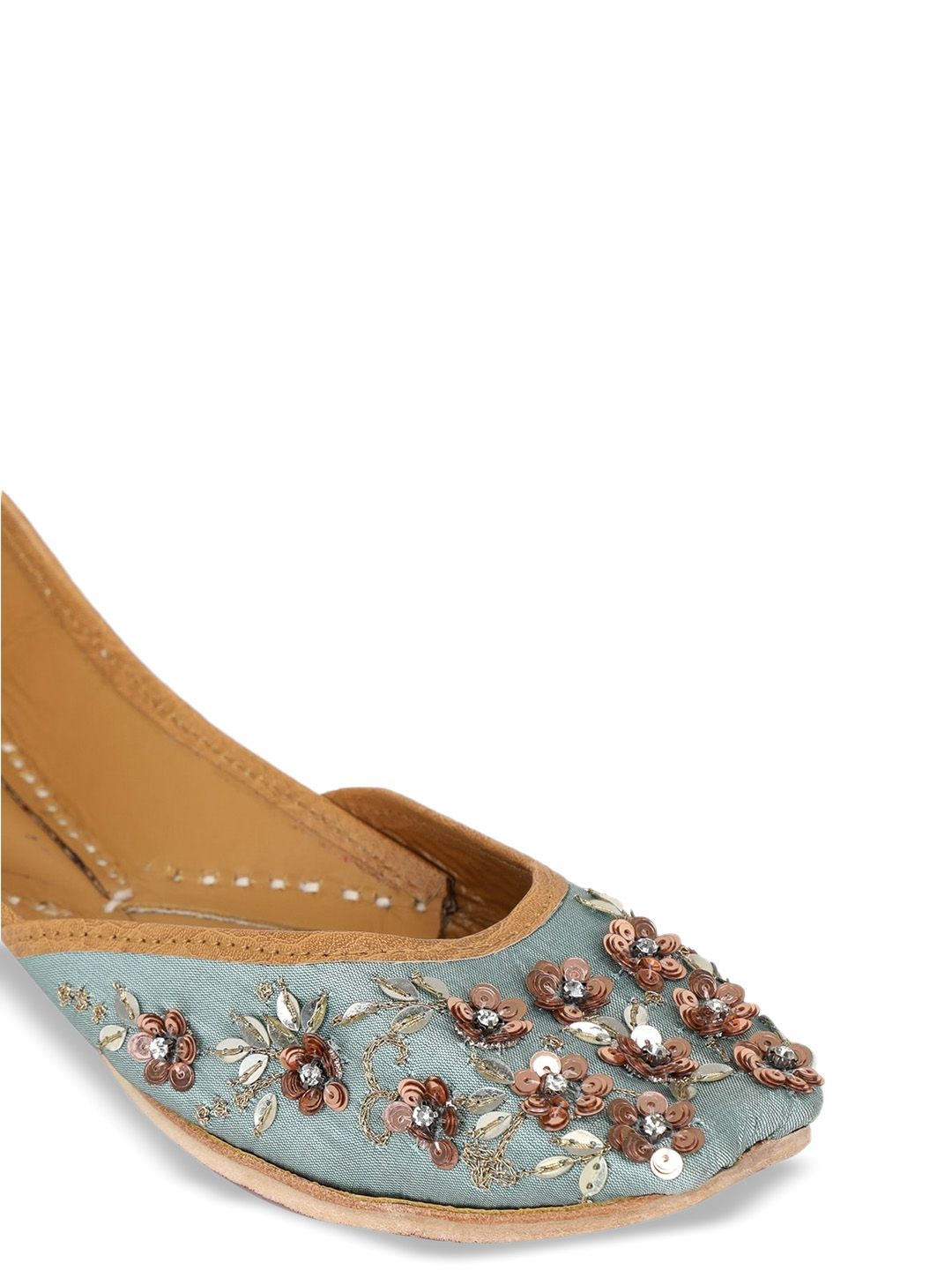 Dhiyona HOP Women Embroidered Mojaris