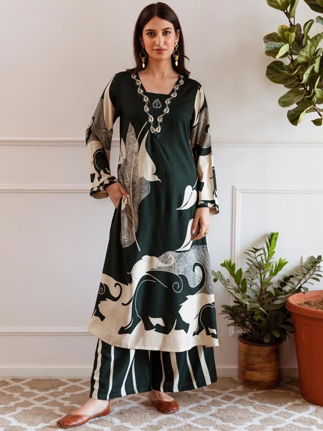 Dhiyona IE Women Printed Regular Beads and Stones Kurta with Palazzos