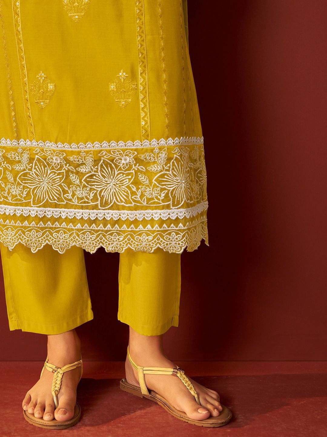 Women Ethnic Motifs Embroidered Regular Thread Work Kurta Set