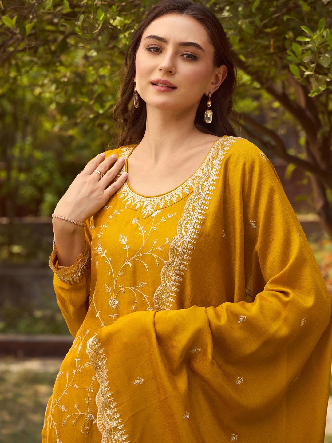 Dhiyona IE Ethnic Motifs Embroidered Round Neck Straight Kurta with Trousers & Dupatta