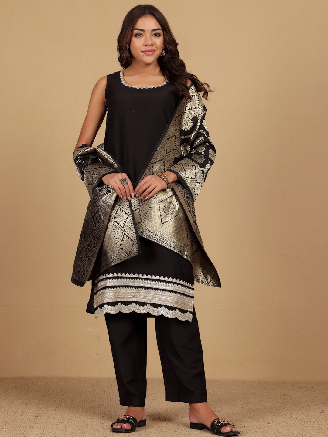 Dhiyona VA Women'sSleeveless Round Neck Straight Kurta With Trousers And Dupatta