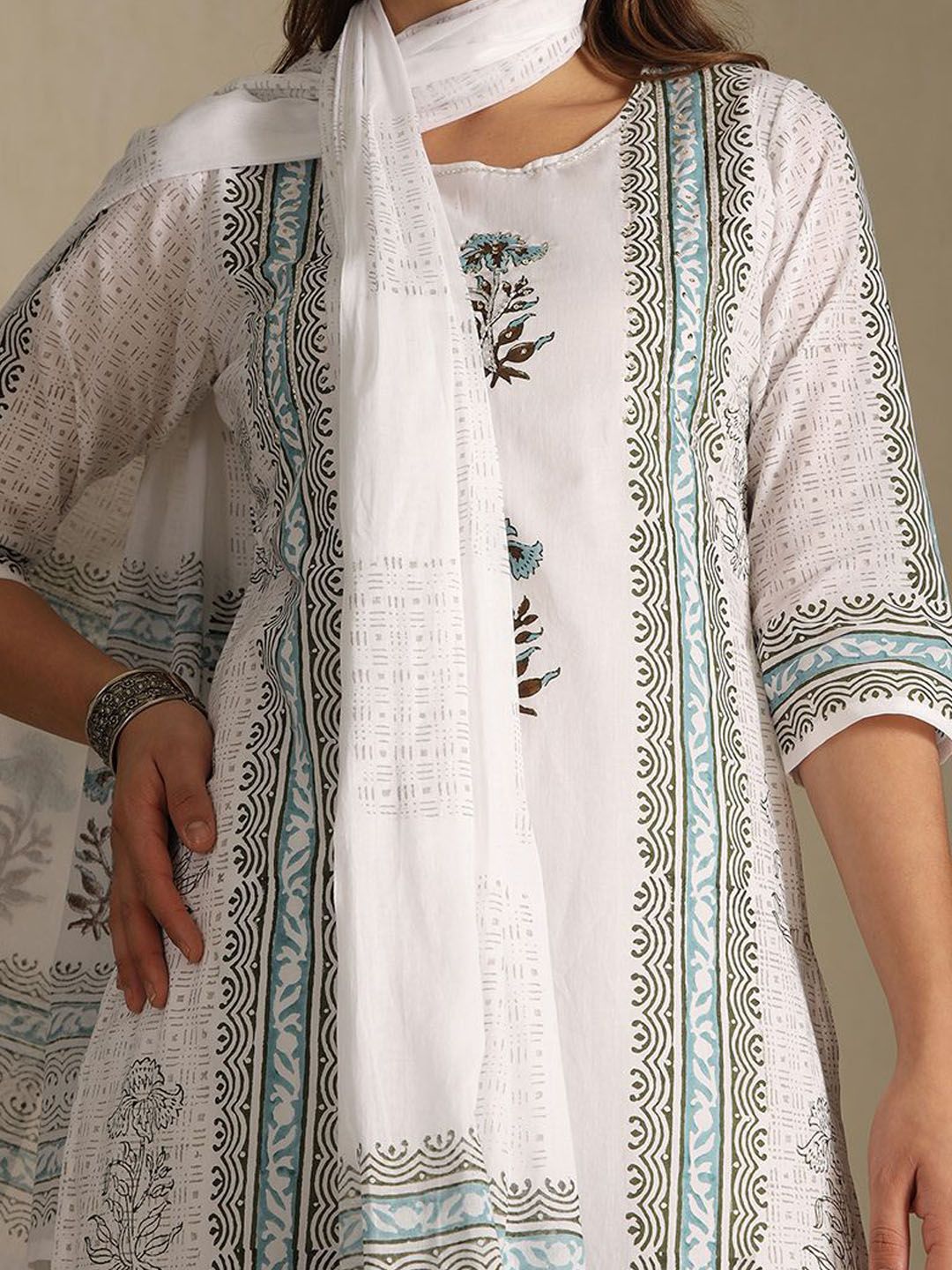 Dhiyona SO Women's Women Floral Printed Beads and Stones Kurta Trousers With Dupatta
