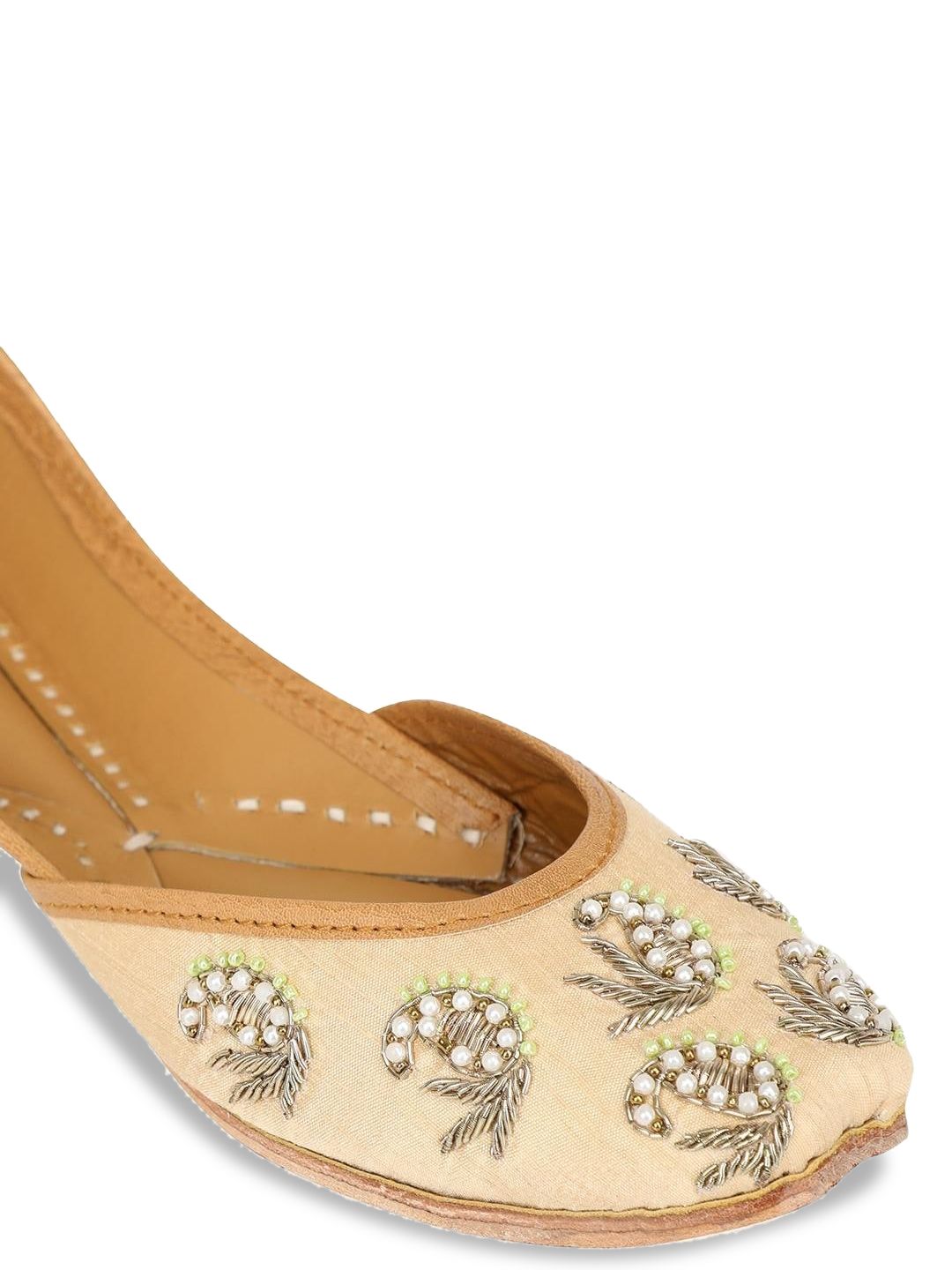 Dhiyona HOP Embroidered Ethnic Mojaris