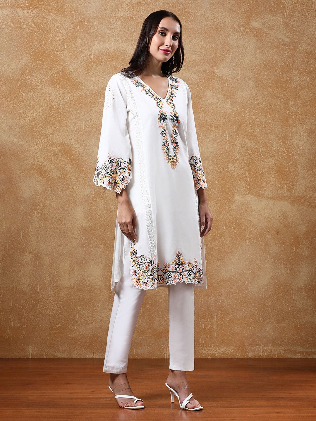 Dhiyona VA Women'sFloral Embroidered Pure Cotton Flared Sleeves V-Neck Straight Kurta With Trousers