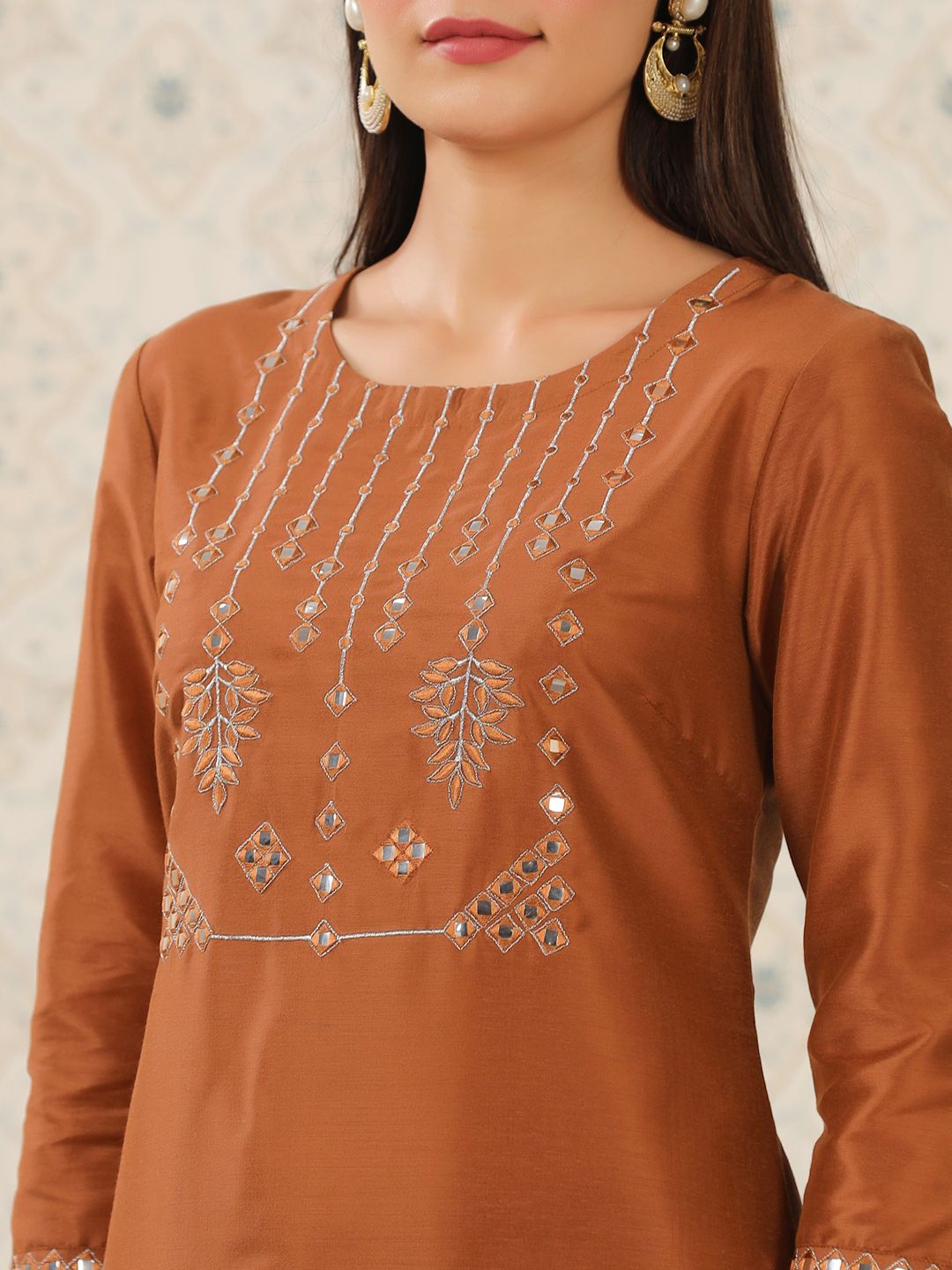 Dhiyona OD Geometric Embroidered Mirror Work Kurta With Trousers