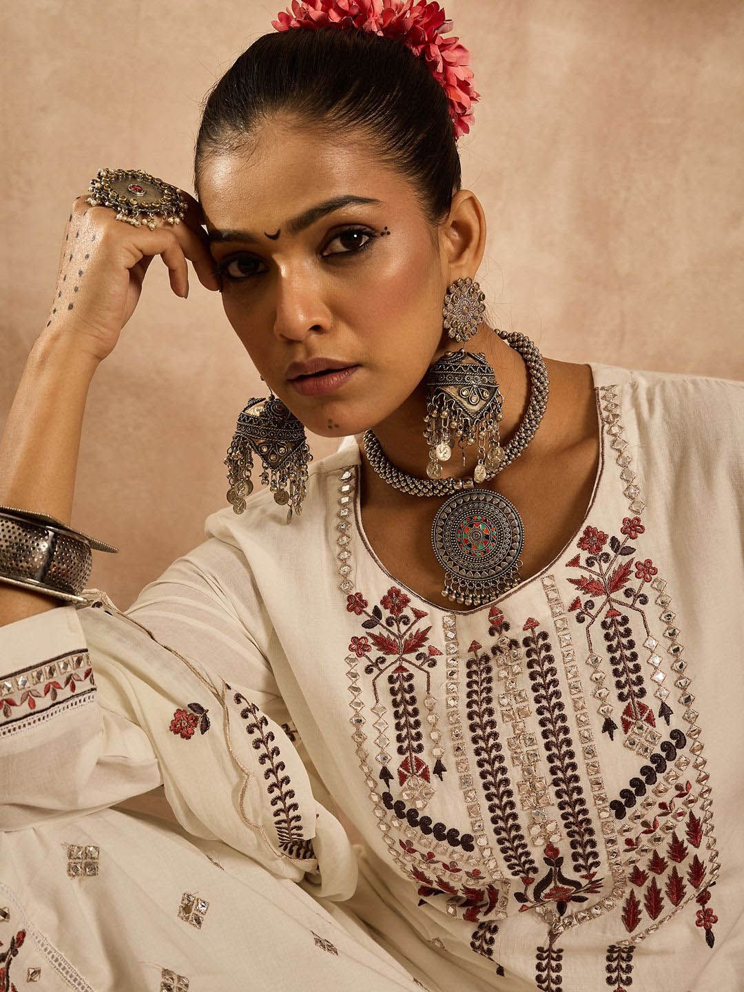 Dhiyona IE Women Floral Embroidered Regular Thread Work Pure Cotton Kurta with Trousers & With Dupatta