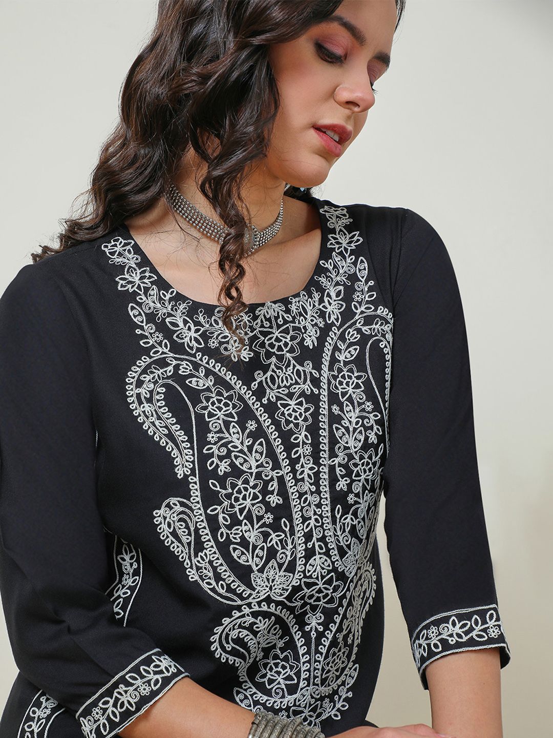 Dhiyona SO Women's Black Ethnic Motifs Embroidered Thread Work Straight Kurta With Trousers