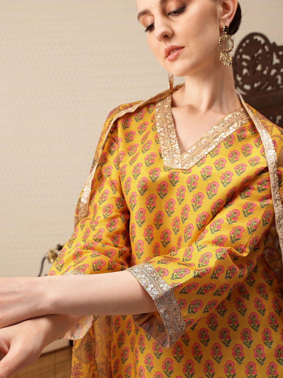 Dhiyona PD Women Floral Printed Regular Sequinned Jashn Kurti with Palazzos & Dupatta