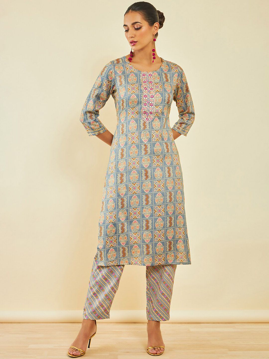 Dhiyona SO Women's Grey Ethnic Motifs Printed Gotta Patti Straight Kurta With Trousers