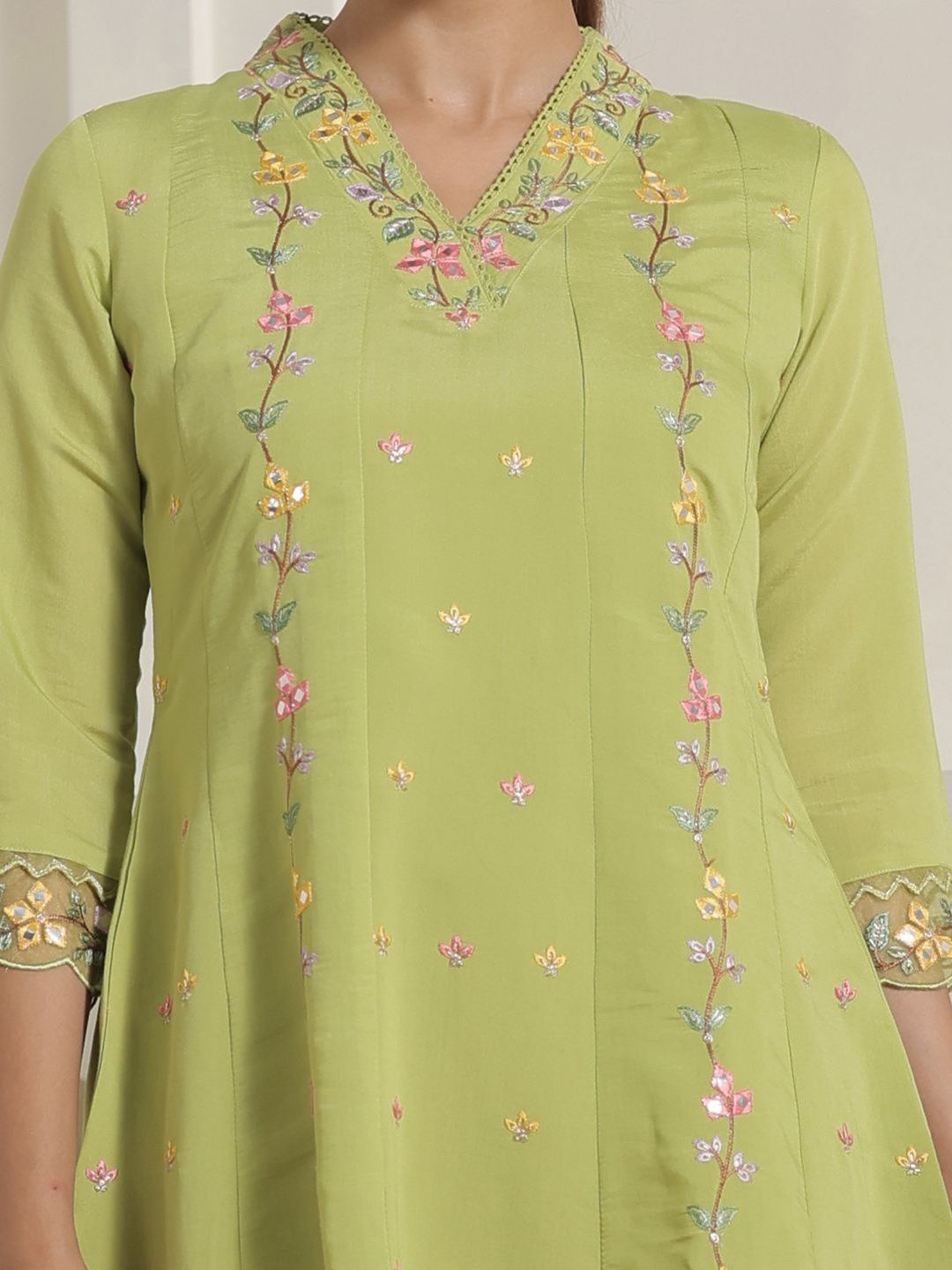 Women Floral Embroidered Thread Work Kurta And Palazoos With Dupatta