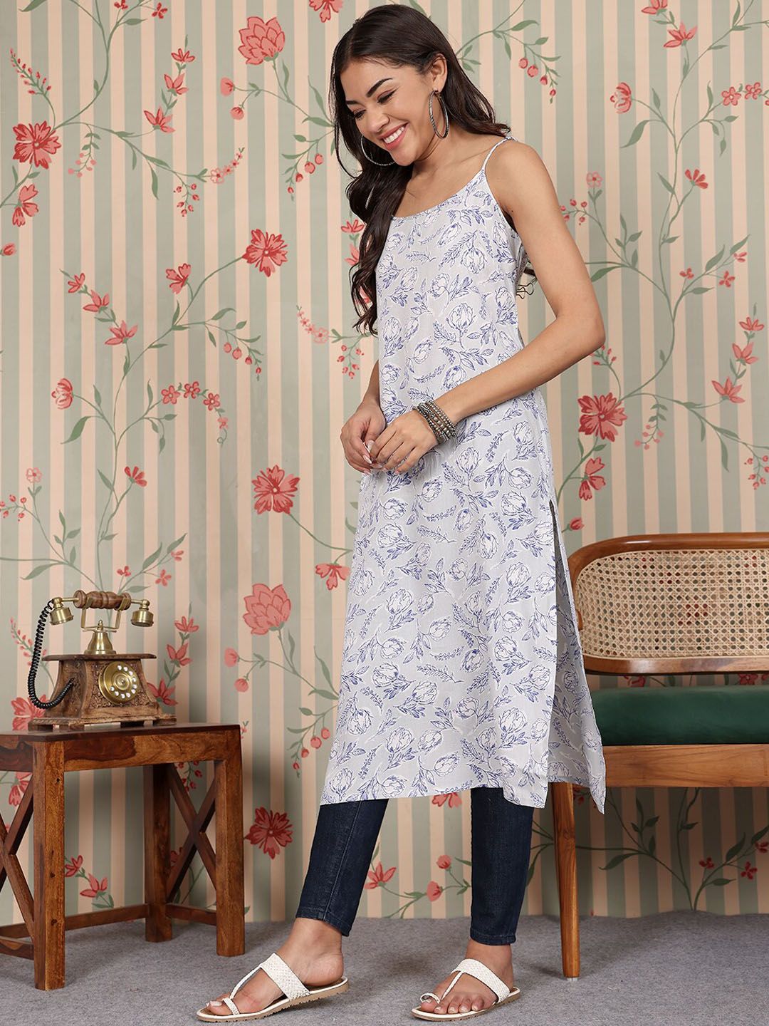Dhiyona OD Women Floral Printed Thread Work Kurta