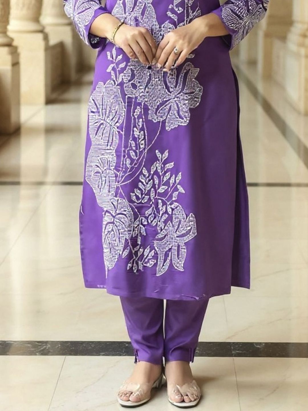 Women Floral Embroidered Kurta with Trousers