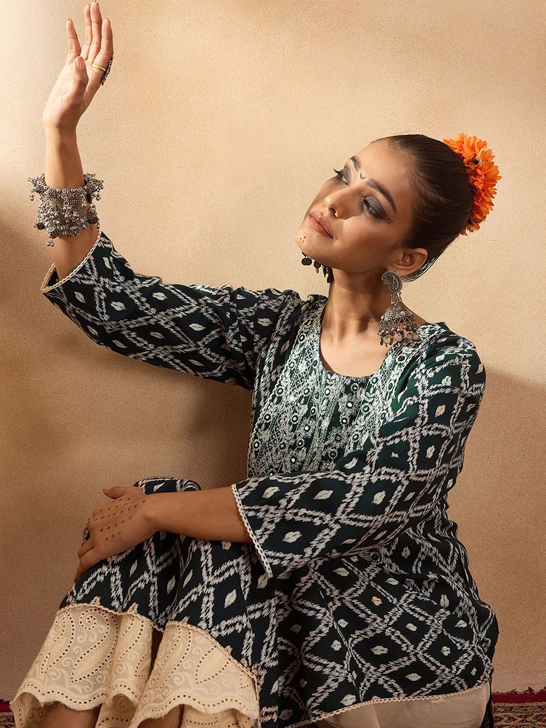 Dhiyona IE Green and White Round Neck Geometric Printed Mirror Work Straight Kurta