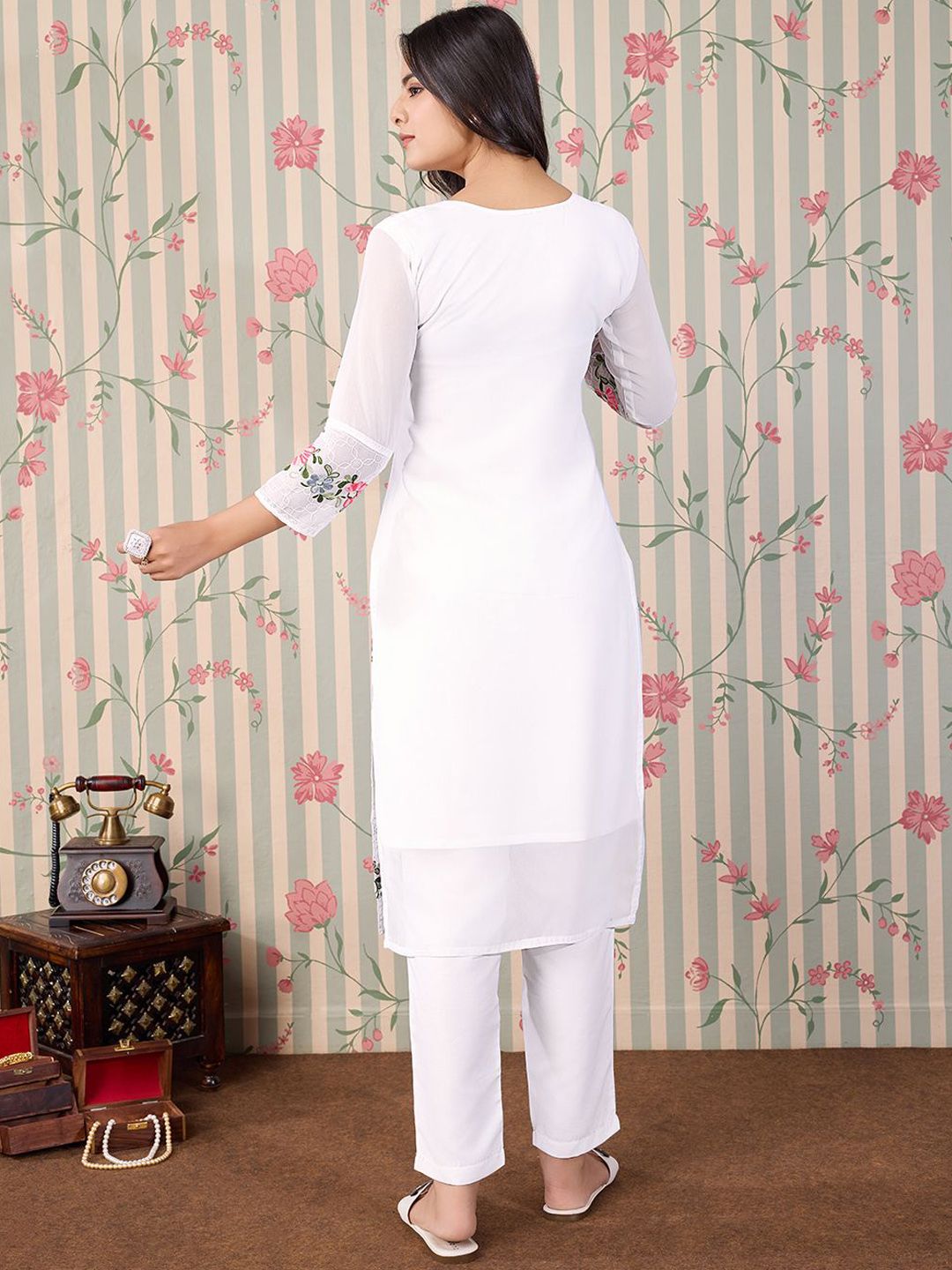 Dhiyona OD Floral Embroidered Thread Work Floral Georgette Straight Kurta