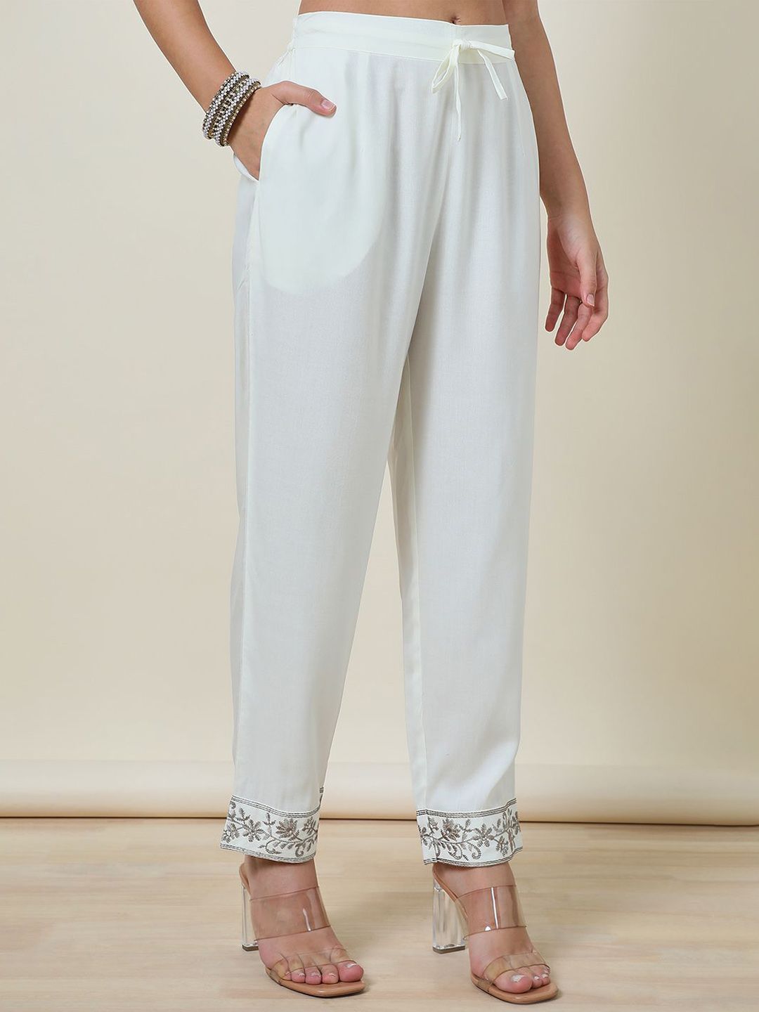 Dhiyona SO Women's Rayon Embroidered Kurta Set With Thread Work