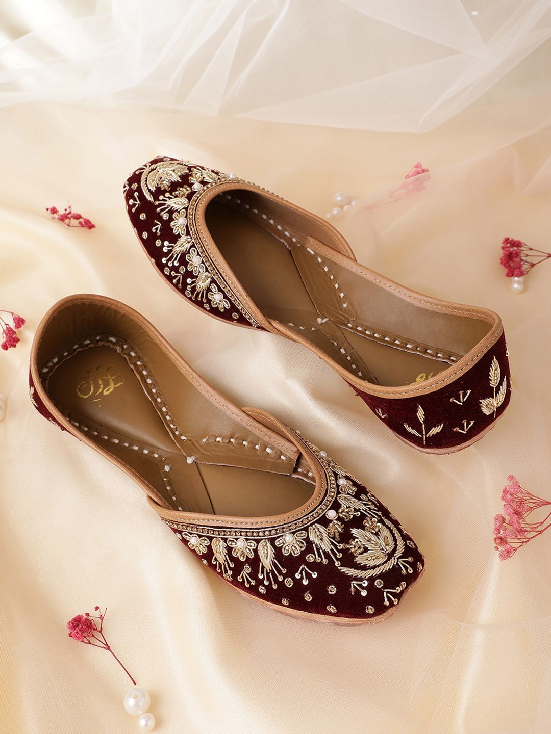 Dhiyona HOP Women Floral Embroidered Mojaris