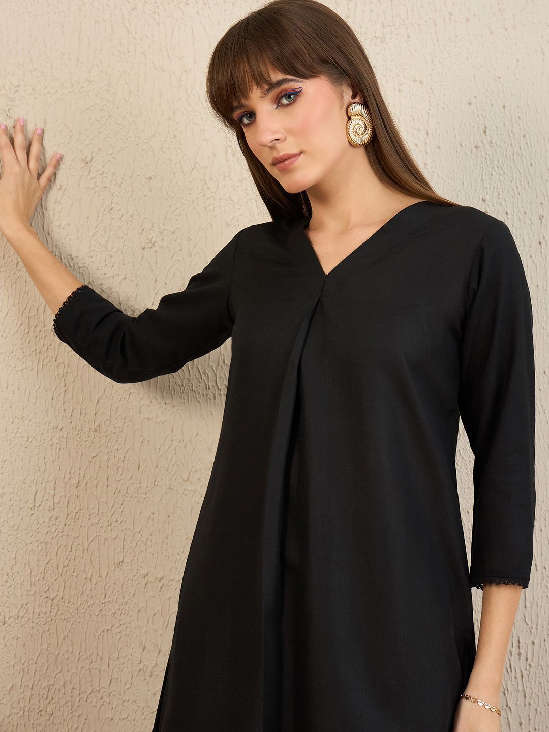 Dhiyona IE V Neck Pleated Straight Kurta With Trousers