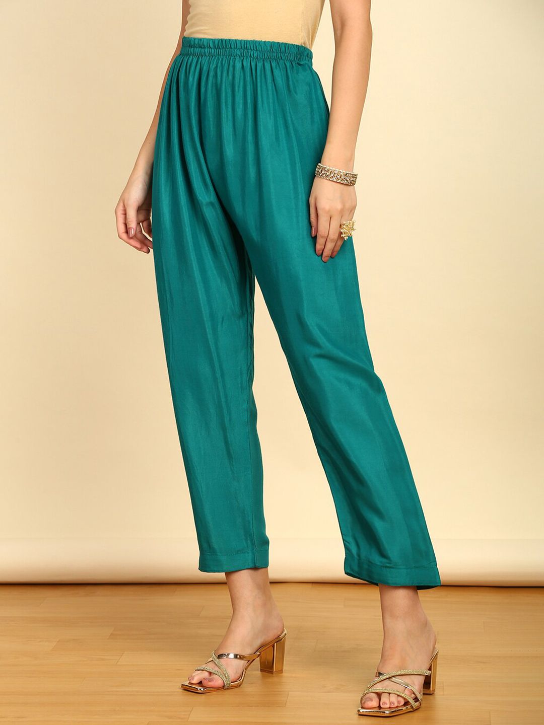 Dhiyona SO Women's Green Floral Printed Regular Beads & Stones Kurta With Trousers & Dupatta