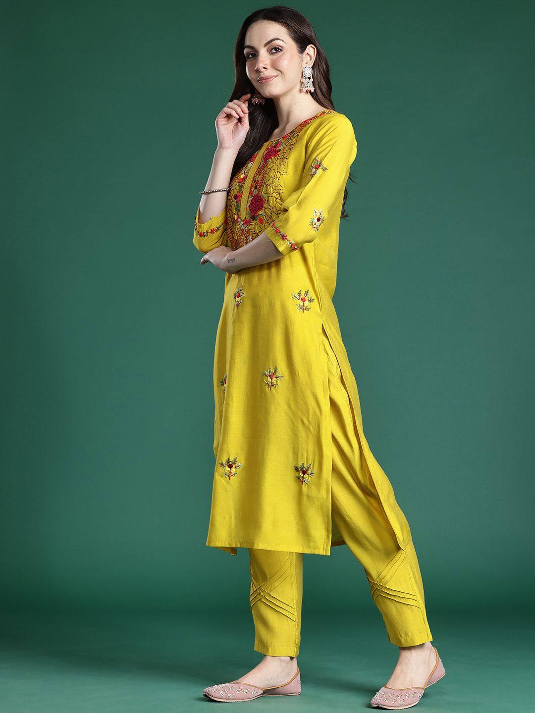 Dhiyona IE Women Floral Embroidered Thread Work Kurta With Trousers & Dupatta