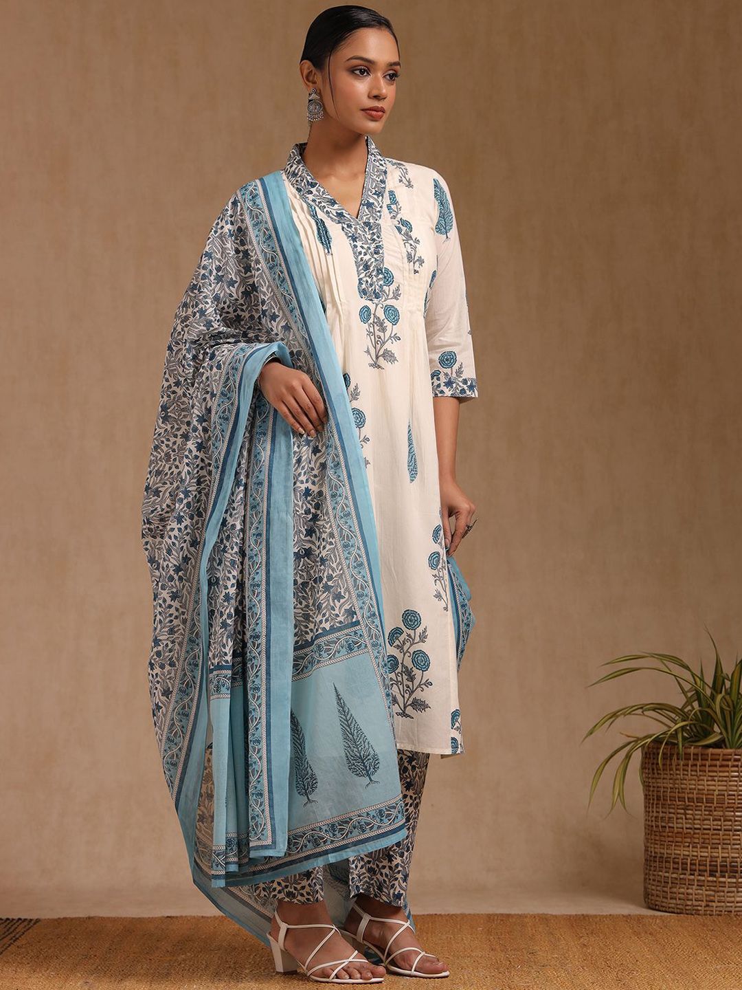 Dhiyona SO Women's Floral Printed V-Neck Straight Kurta With Trousers & Dupatta
