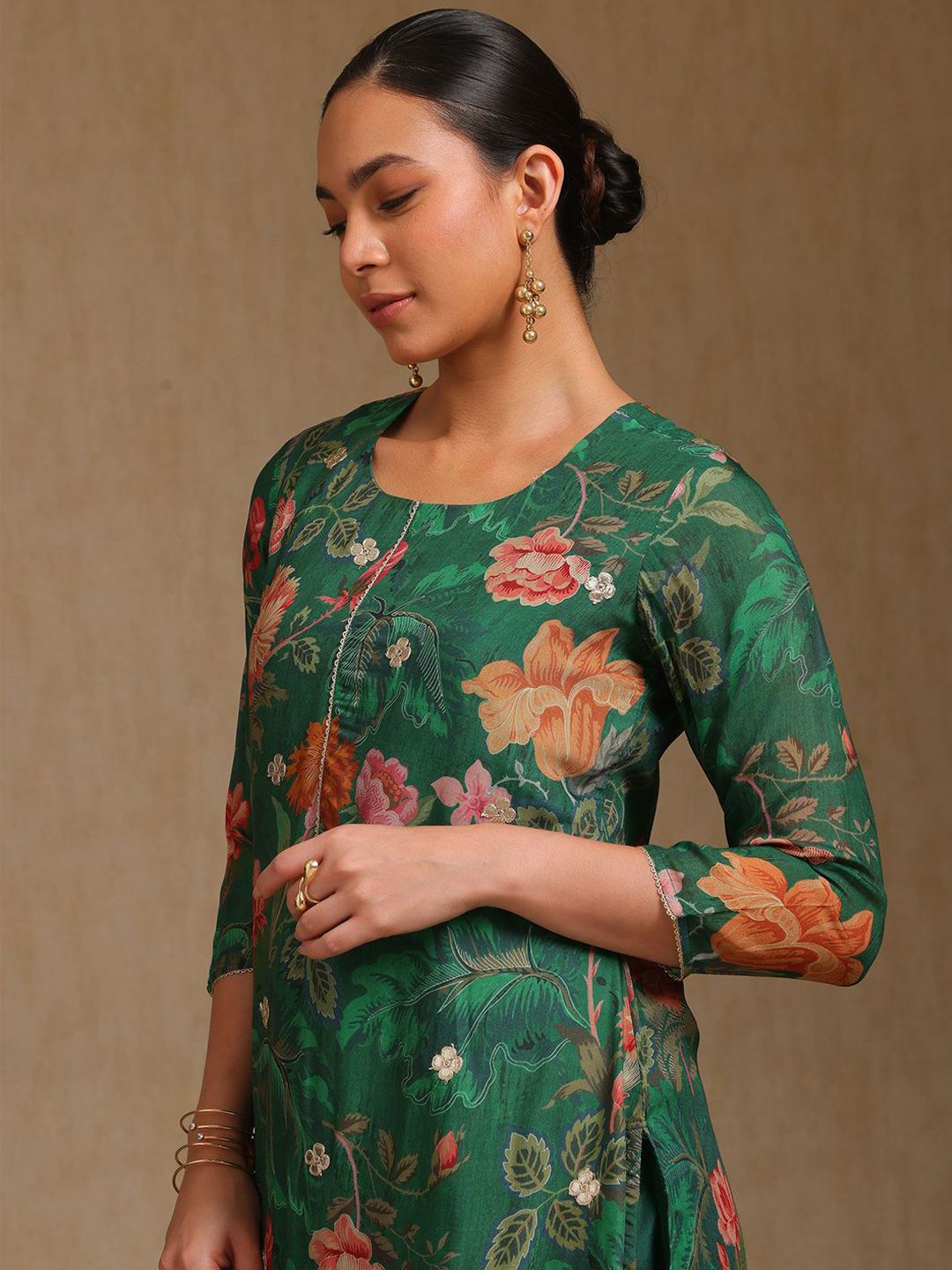 Dhiyona SO Women's Floral Printed Round Neck Zari Straight Kurta With Trousers