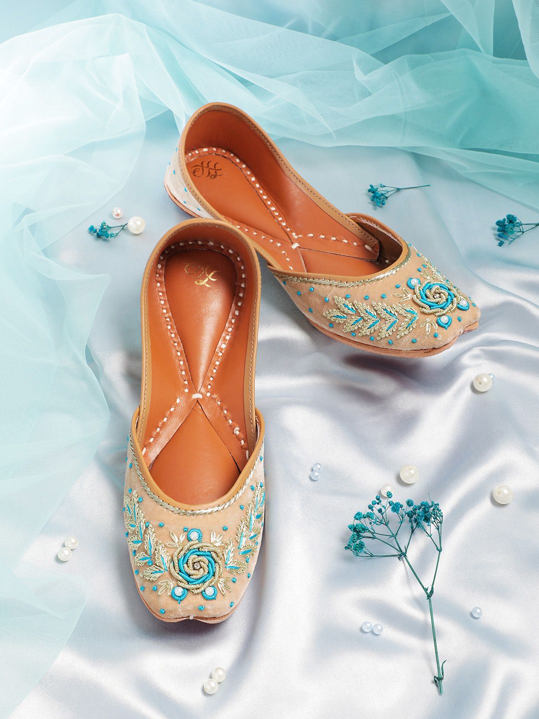 Dhiyona HOP Women Floral Embroidered Mojaris