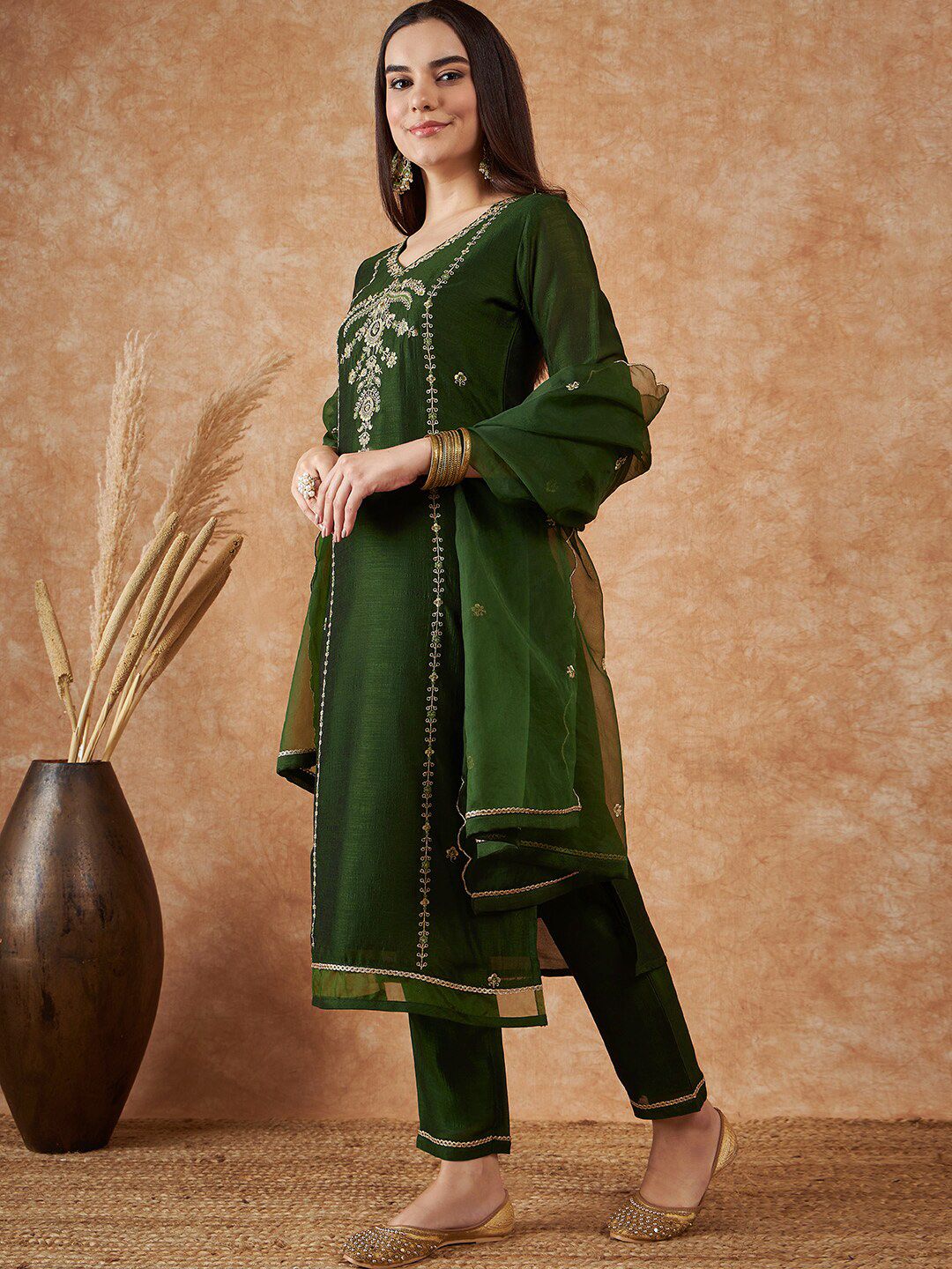 Dhiyona SN Women's Floral Embroidered V-Neck Sequinned Straight Kurta With Trousers & Dupatta