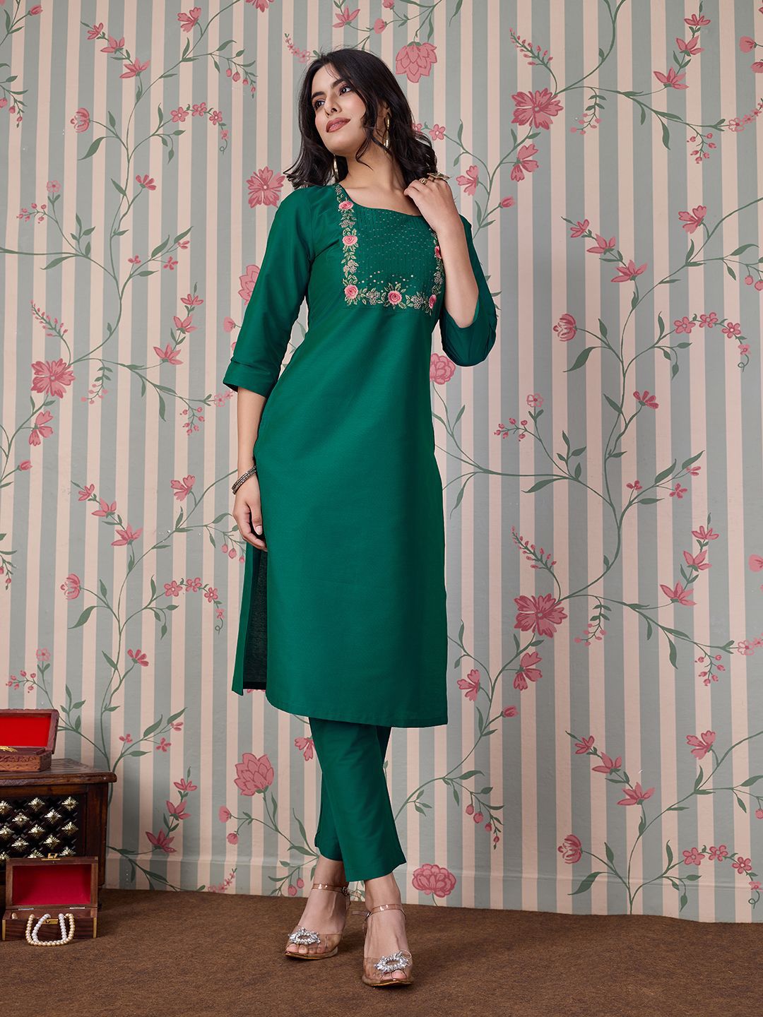 Dhiyona OD Women Round Neck Three-Quarter Sleeves Embroidered Straight Kurta