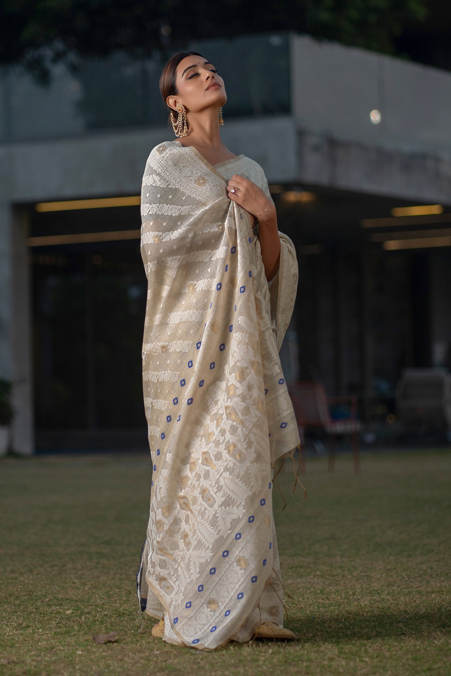 Dhiyona GR Women's Adah Tempting Navy Mul Cotton Chanderi Jamdani Saree With Contrast Blouse