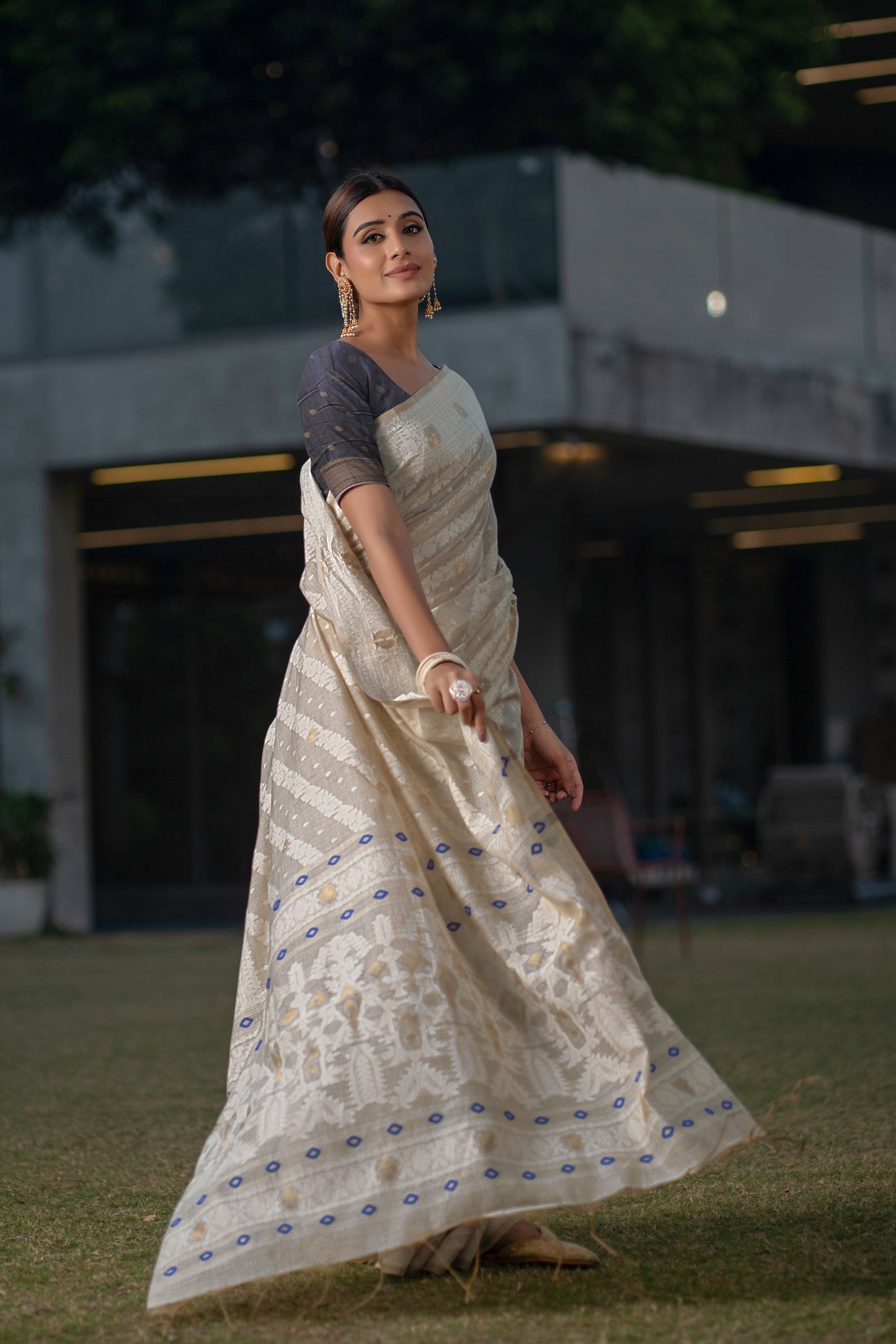 Dhiyona GR Women's Adah Tempting Navy Mul Cotton Chanderi Jamdani Saree With Contrast Blouse