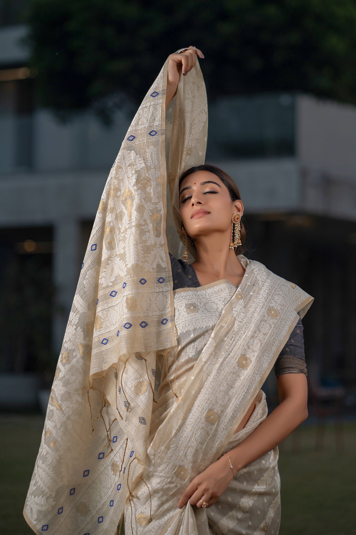 Dhiyona GR Women's Adah Tempting Navy Mul Cotton Chanderi Jamdani Saree With Contrast Blouse