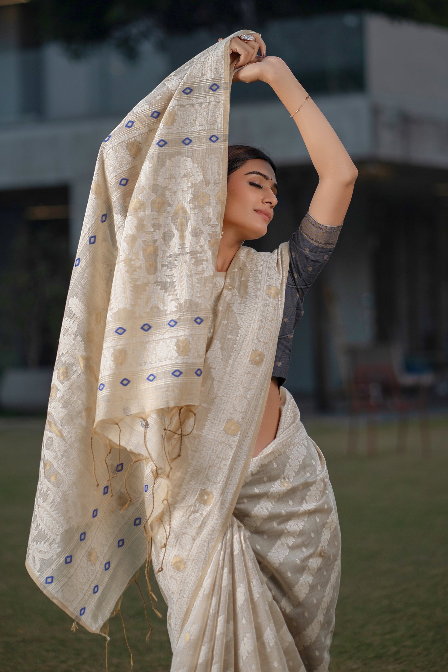 Dhiyona GR Women's Adah Tempting Navy Mul Cotton Chanderi Jamdani Saree With Contrast Blouse