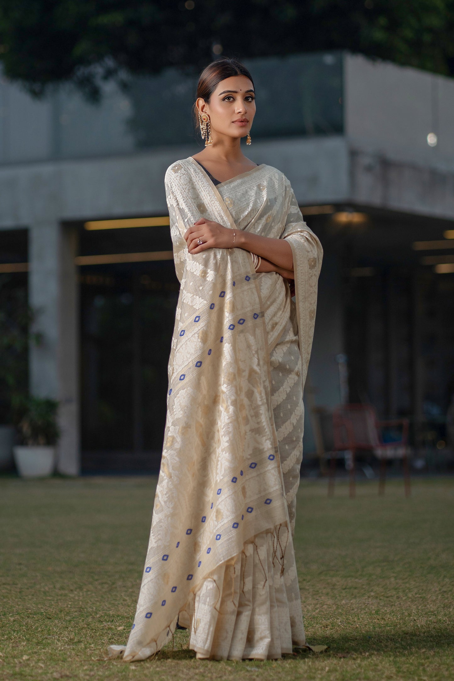 Dhiyona GR Women's Adah Tempting Navy Mul Cotton Chanderi Jamdani Saree With Contrast Blouse