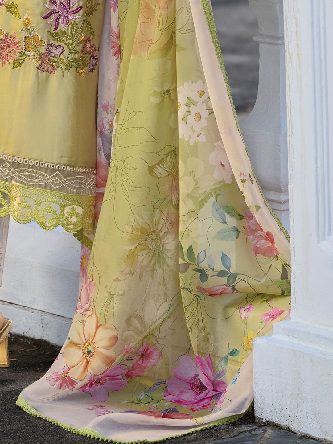 Women Floral Embroidered Regular Mirror Work Kurta with Trousers & Dupatta