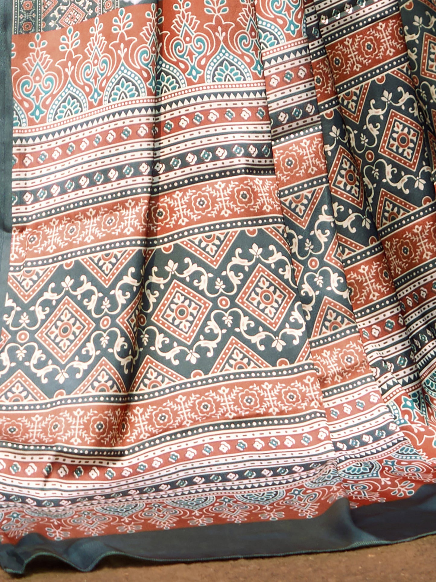 Women's Crepe Grey Digital Print Designer Saree With Blouse Piece