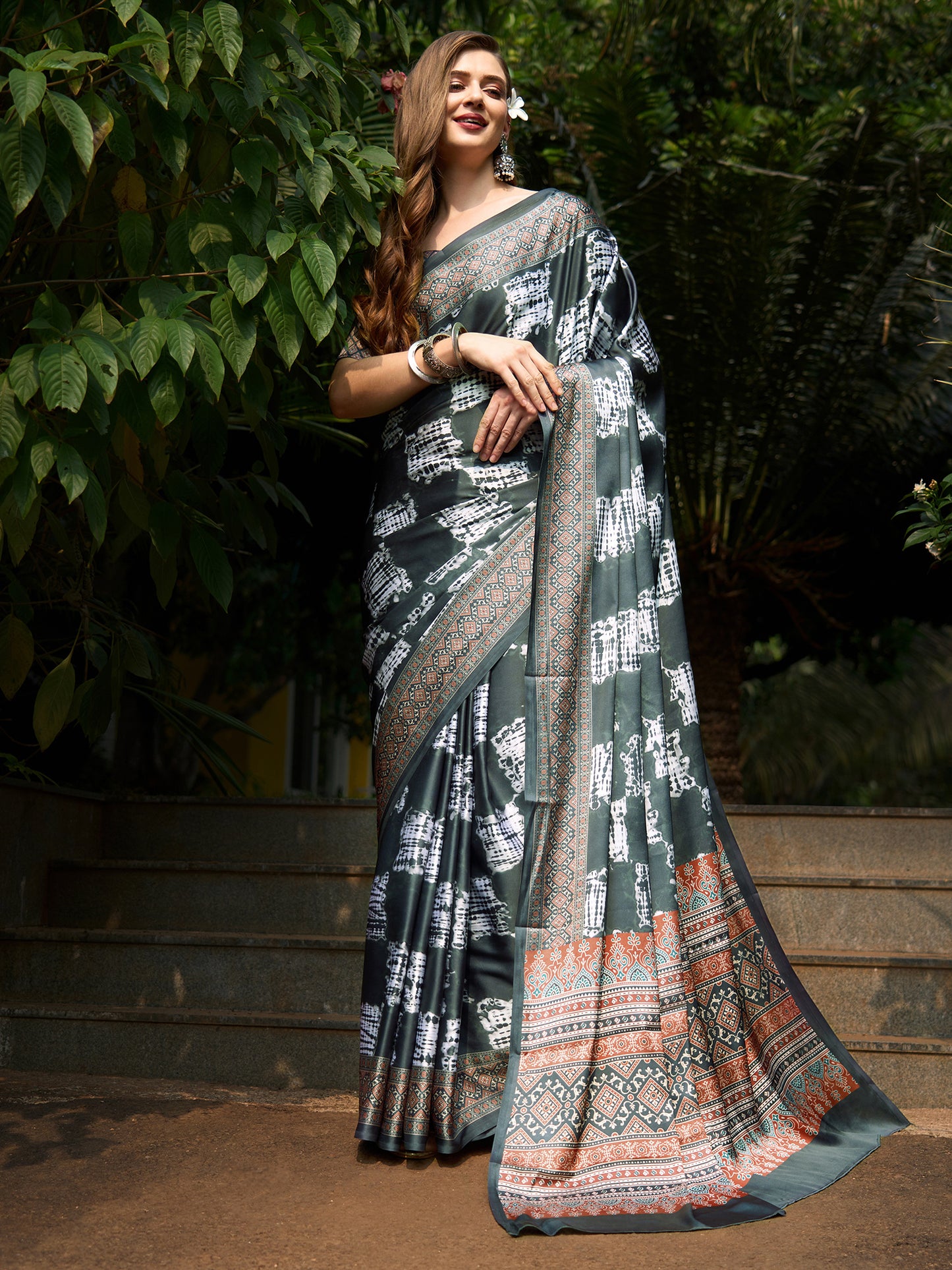 Women's Crepe Grey Digital Print Designer Saree With Blouse Piece