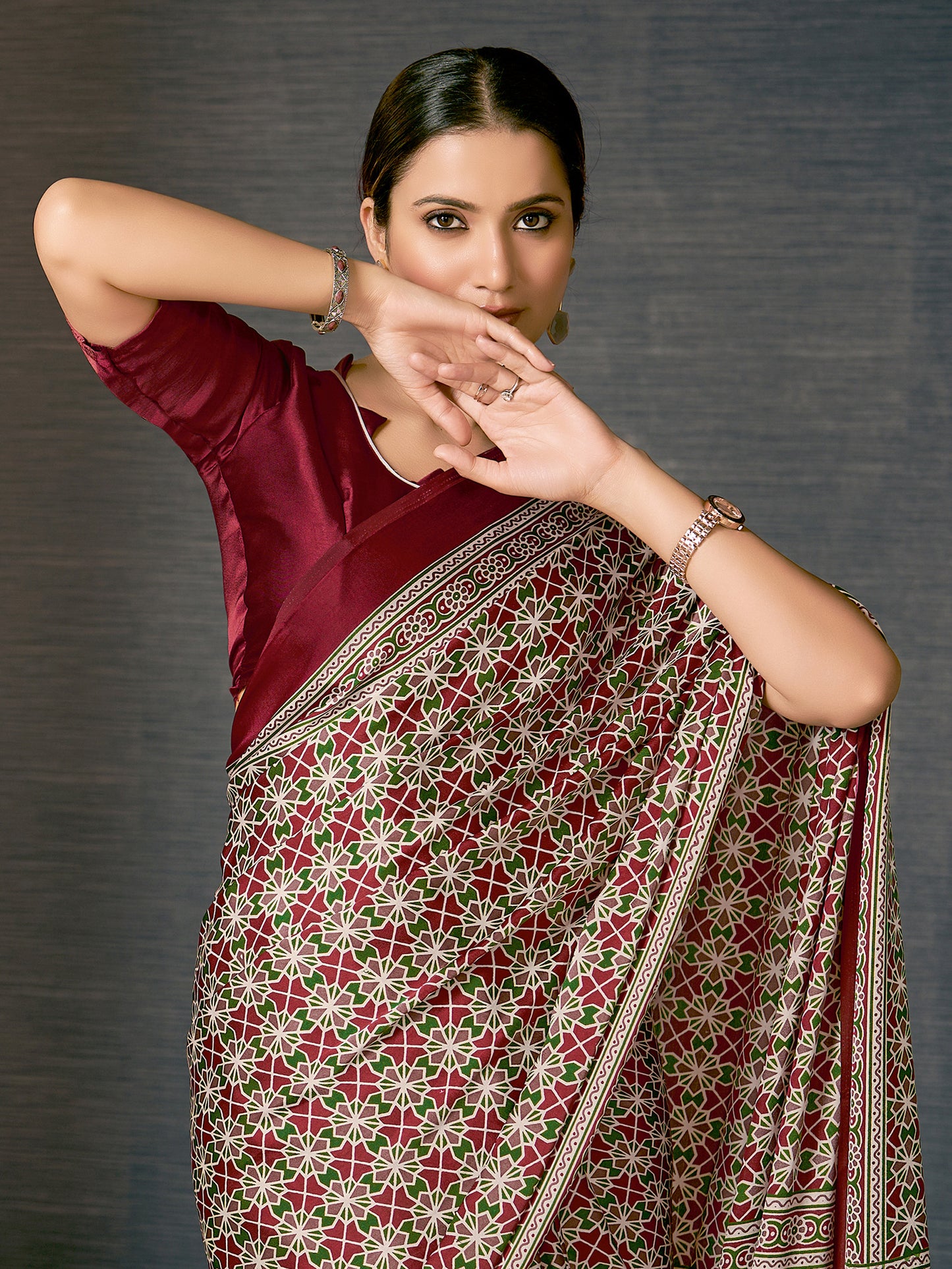 Women's Crepe Maroon Digital Print Designer Saree With Blouse Piece