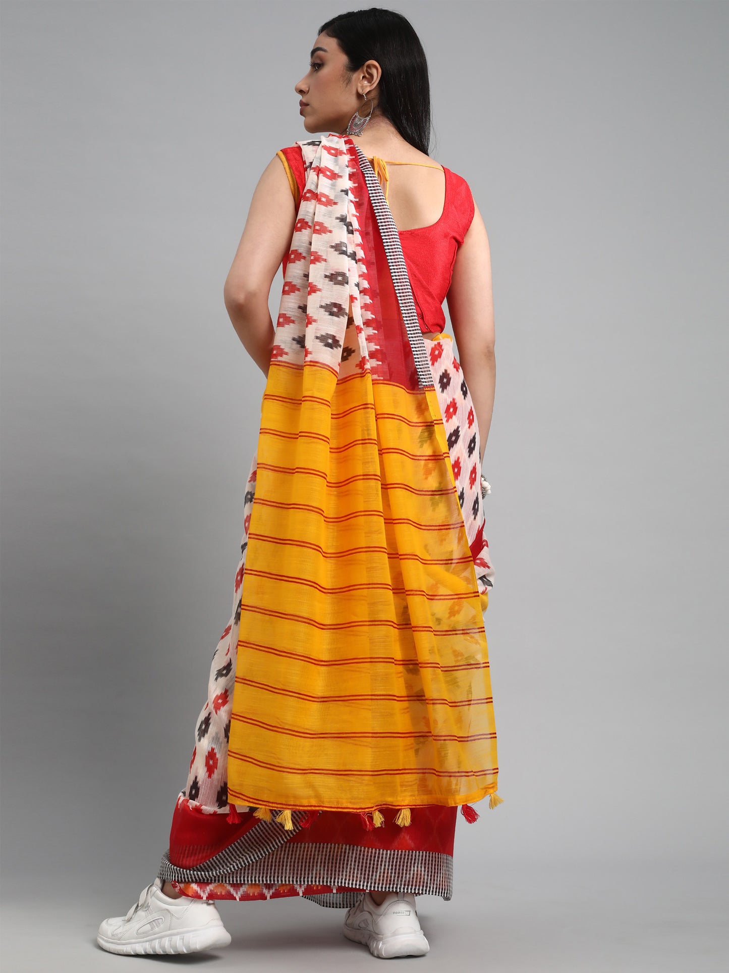 Women's Cotton Blend Cream Printed Designer Saree With Blouse Piece
