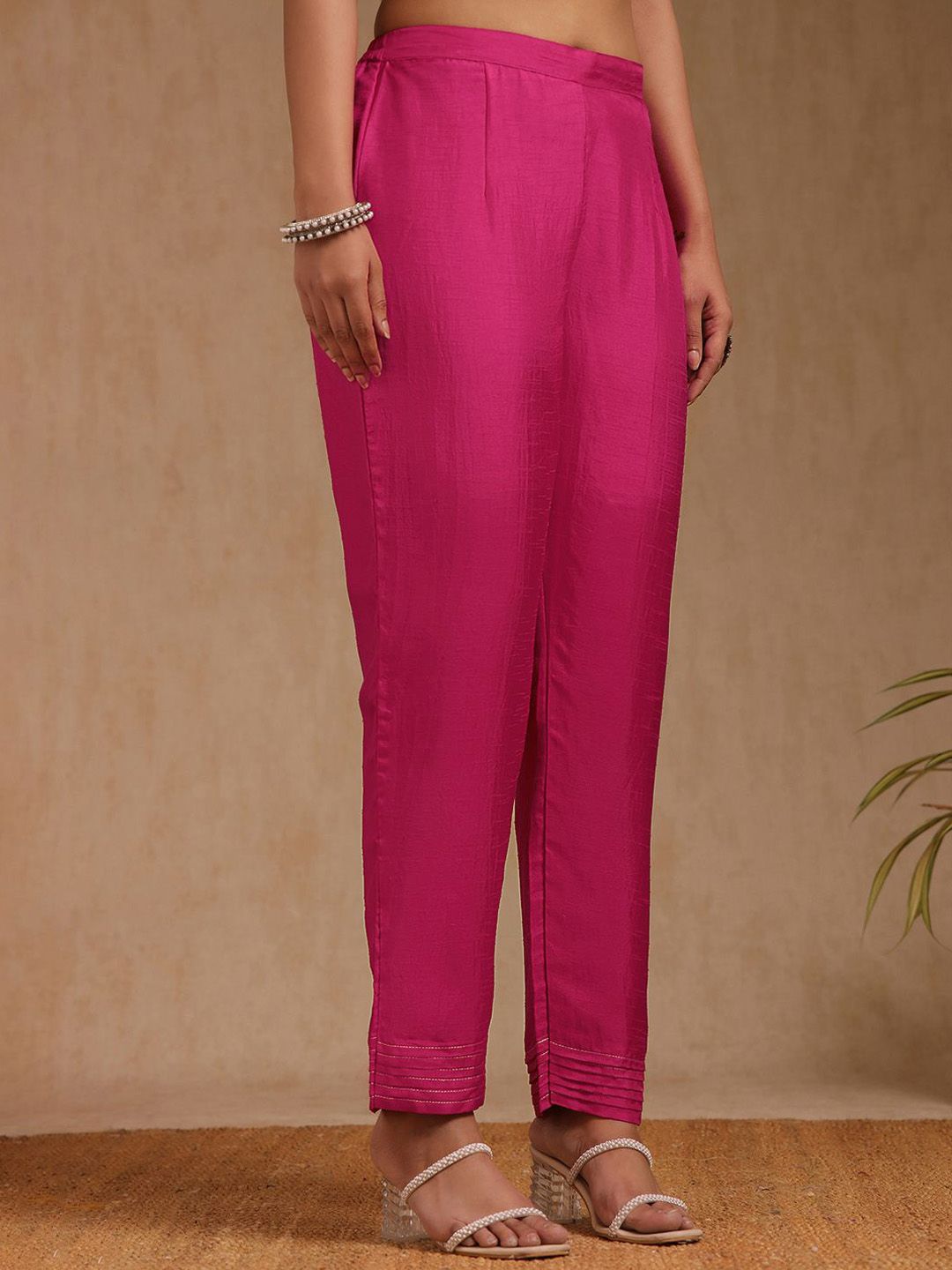 Dhiyona SO Women's Women Bandhani Printed Regular Thread Work Kurta with Trousers & With Dupatta