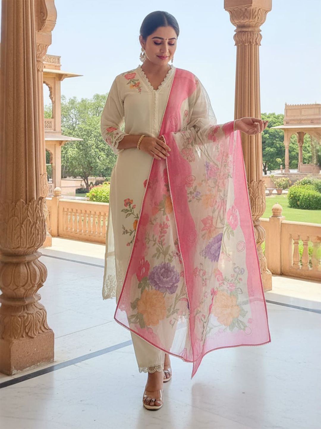 Women Floral Printed Kurta with Trousers & Dupatta