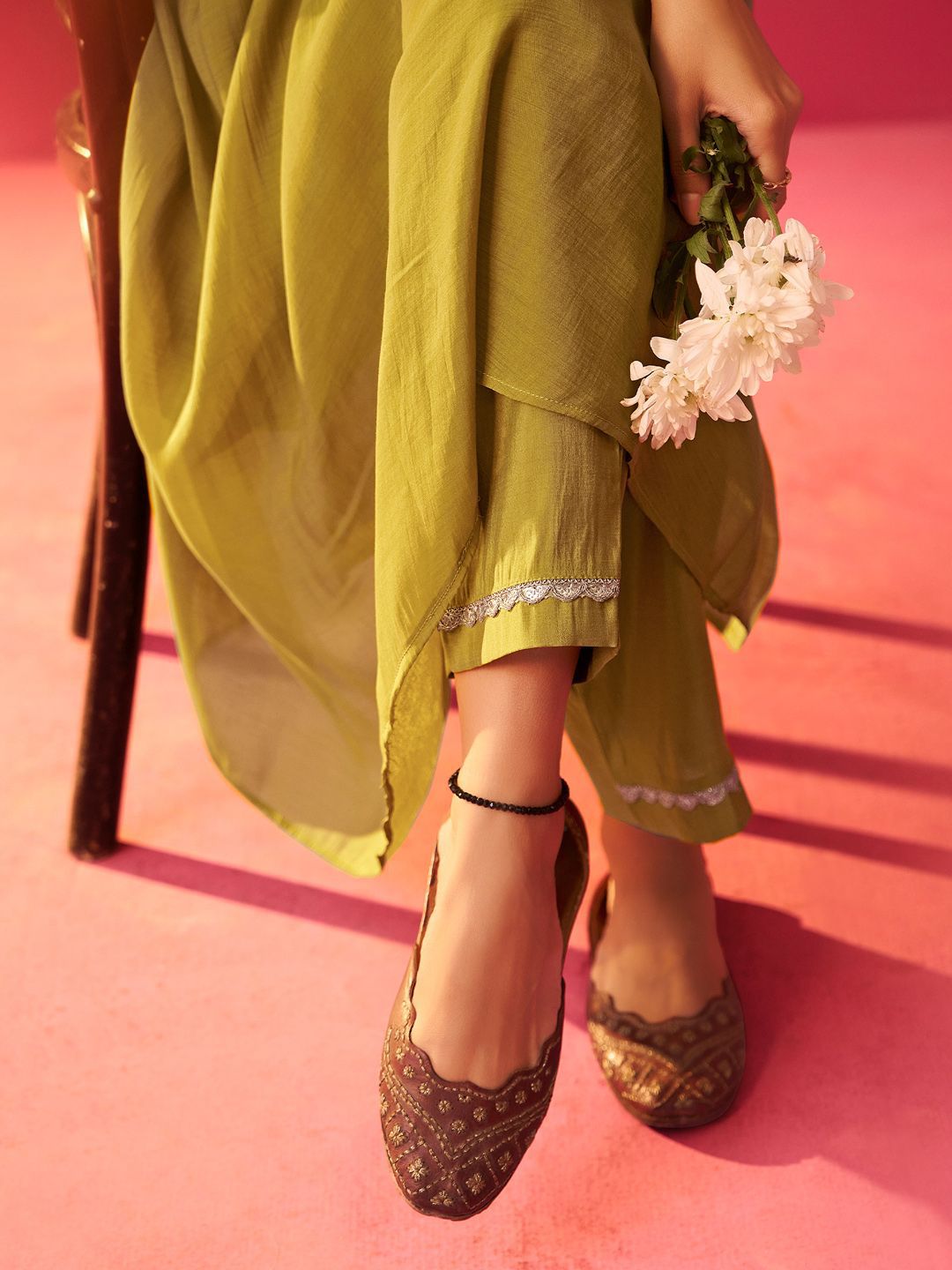 Women Floral Embroidered Pleated Sequinned Kurta with Trousers