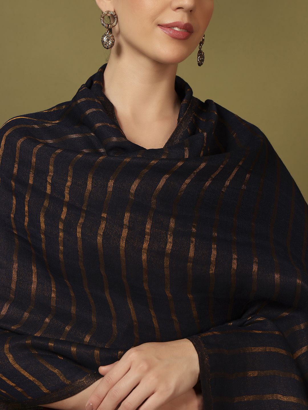 Dhiyona PA Striped Woven Design Reversible Sunehri Shawl