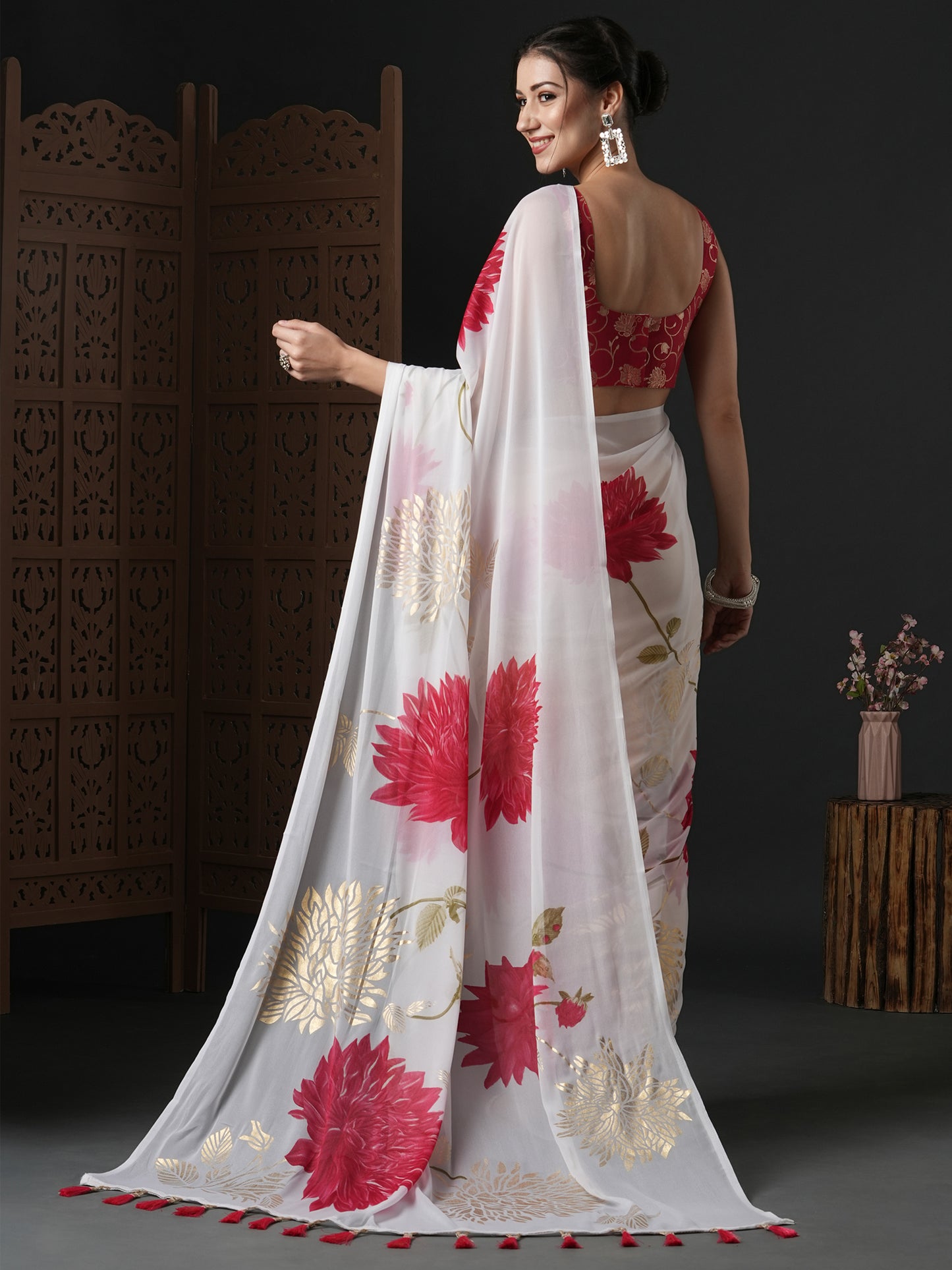 Women's Georgette White Printed Designer Saree With Blouse Piece