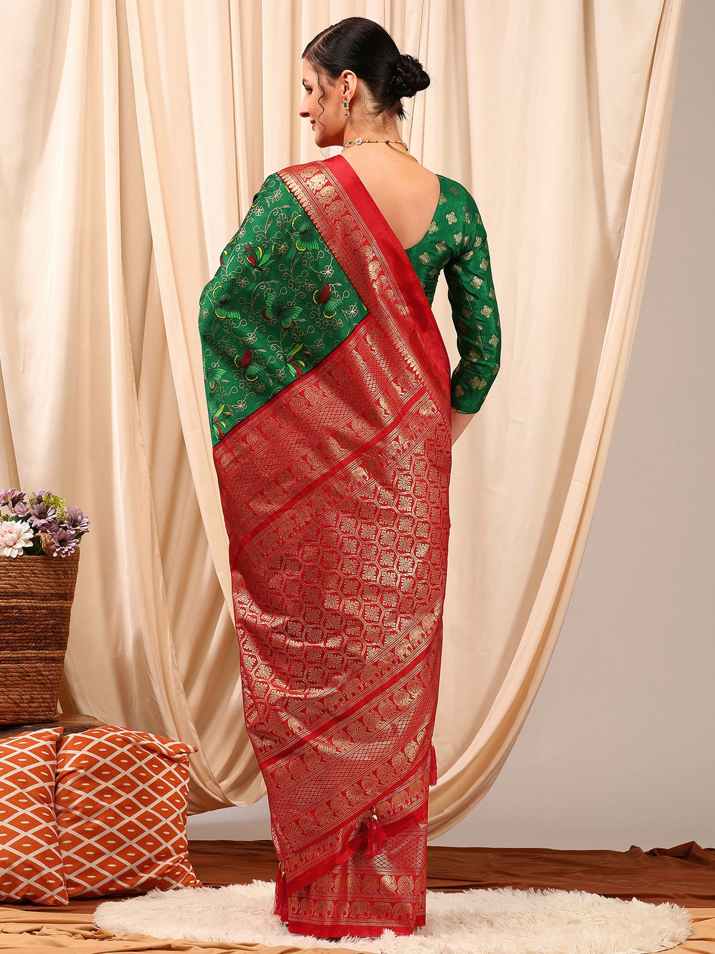 Women's Cotton Blend Green Printed Designer Saree With Blouse Piece