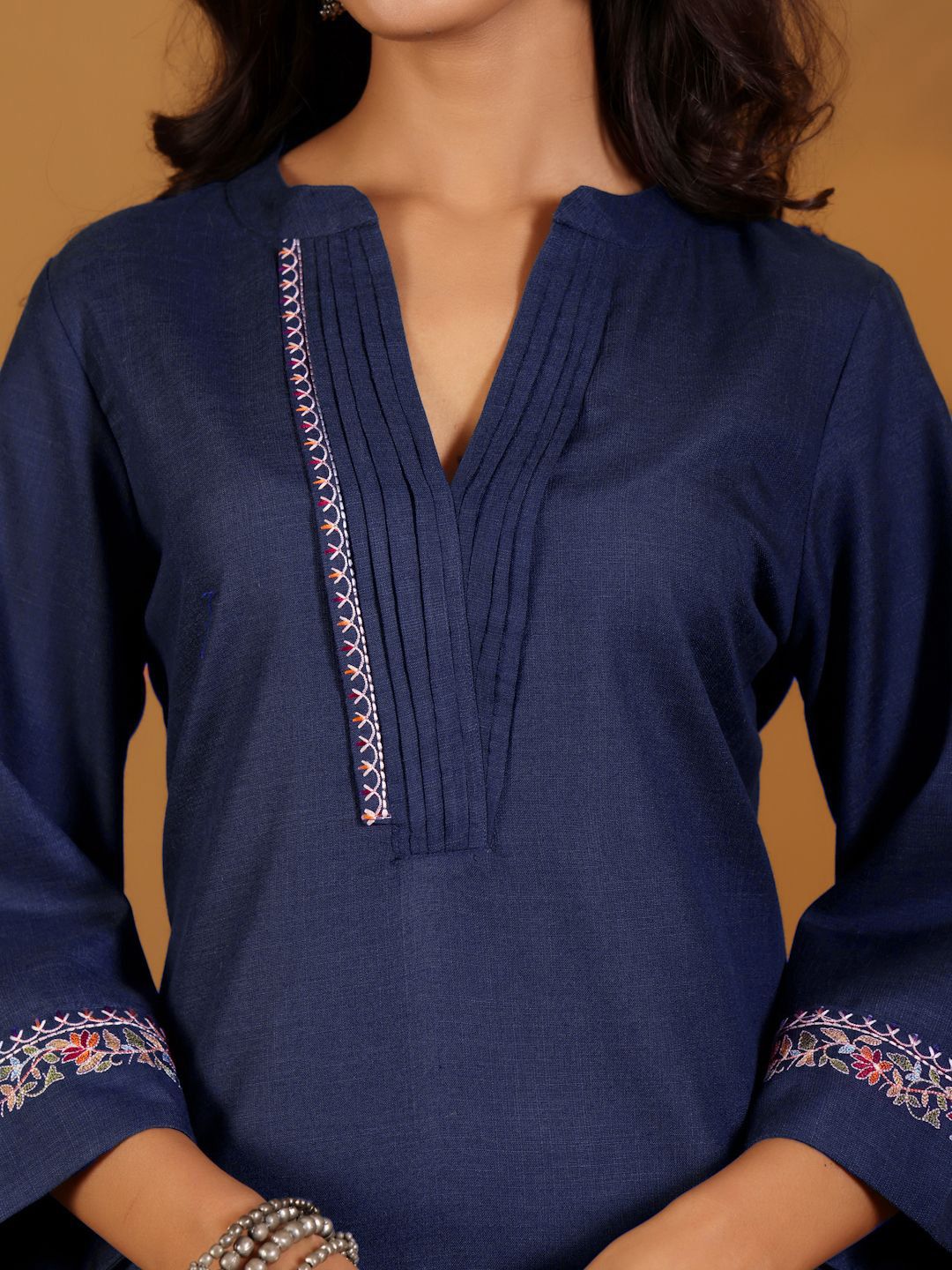 Dhiyona VA Women'sEmbroidered Straight Thread Work Kurta With Trousers