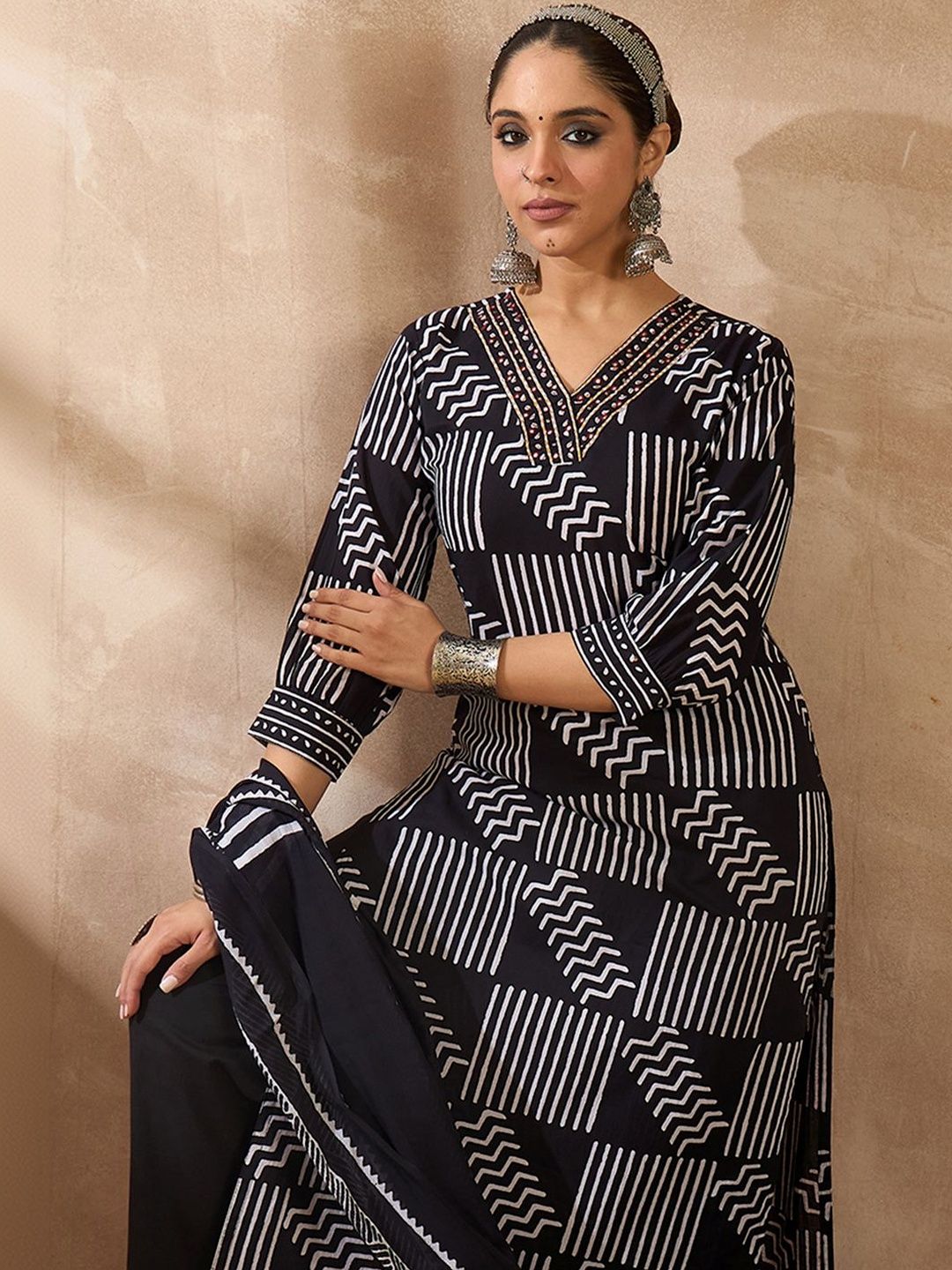 Women Printed Regular Thread Work Pure Cotton Kurta with Trousers & With Dupatta