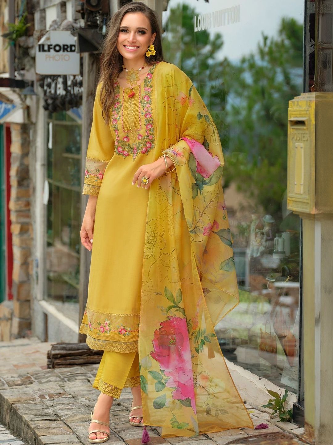 Women Floral Embroidered Regular Thread Work Kurta with Trousers & With Dupatta